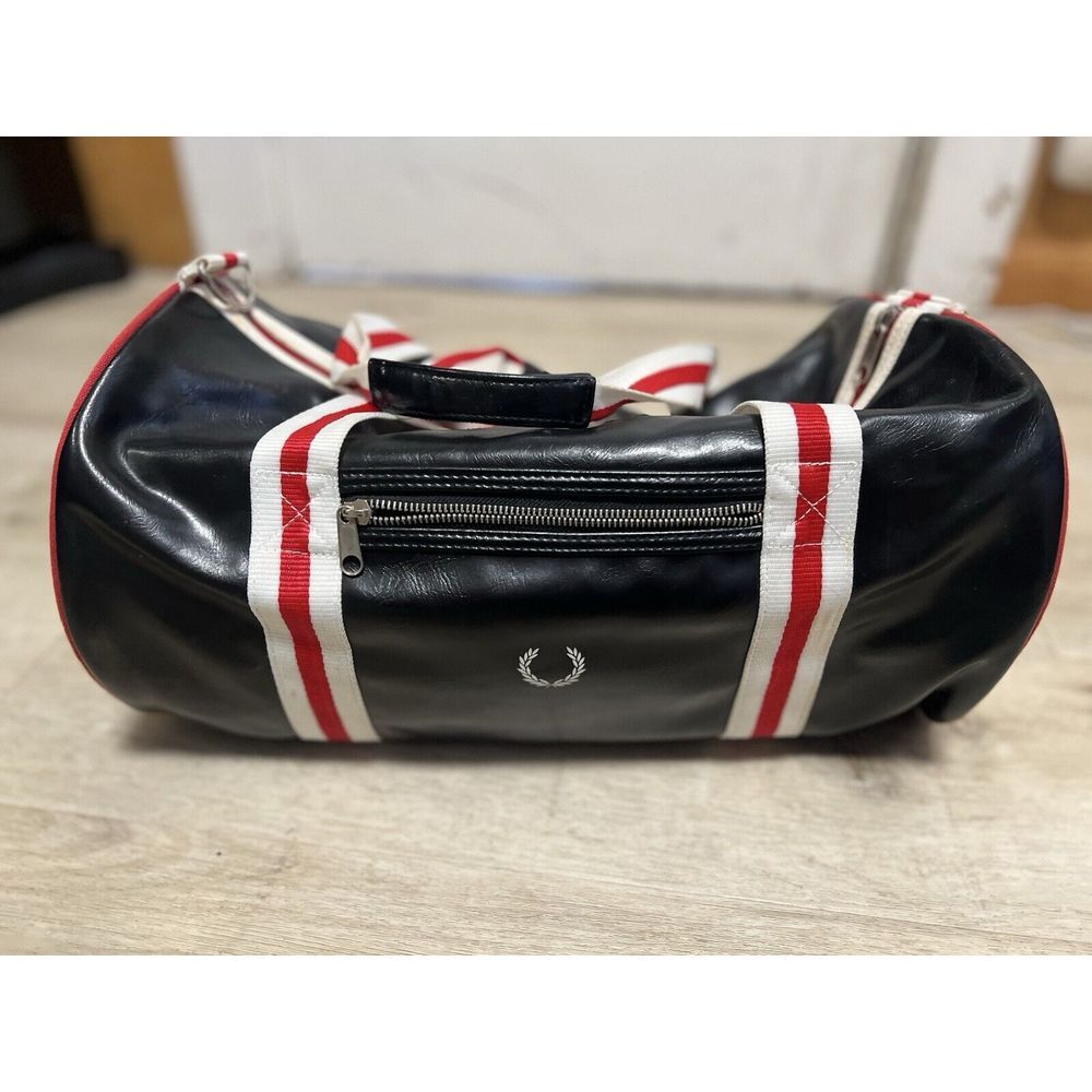 Fred Perry Classic Barrel Holdall Bag Duffle Travel‎ Black White Punk Oi! Blitz - Picture 2 of 14